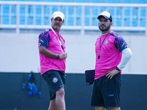 Arema FC Pertahankan Marcos Santos dan Andre Caldas untuk Musim Depan