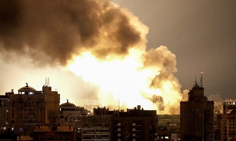 Rusia meluncurkan serangan rudal dan drone ke Ukraina, Kyiv. Serangan itu menewaskan sedikitnya 11 orang di seluruh Ukraina dan memicu kebakaran di salah satu biara Ortodoks terpenting di Kyiv. (REUTERS/Anna Voitenko)