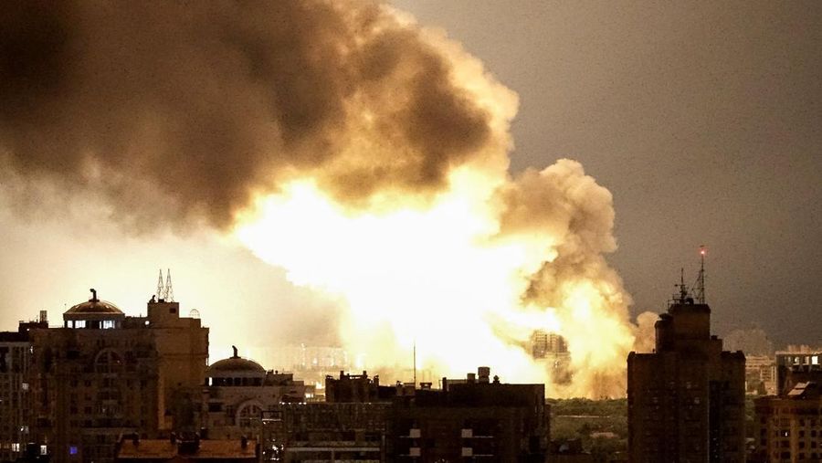 Rusia meluncurkan serangan rudal dan drone ke Ukraina, Kyiv. Serangan itu menewaskan sedikitnya 11 orang di seluruh Ukraina dan memicu kebakaran di salah satu biara Ortodoks terpenting di Kyiv. (REUTERS/Anna Voitenko)