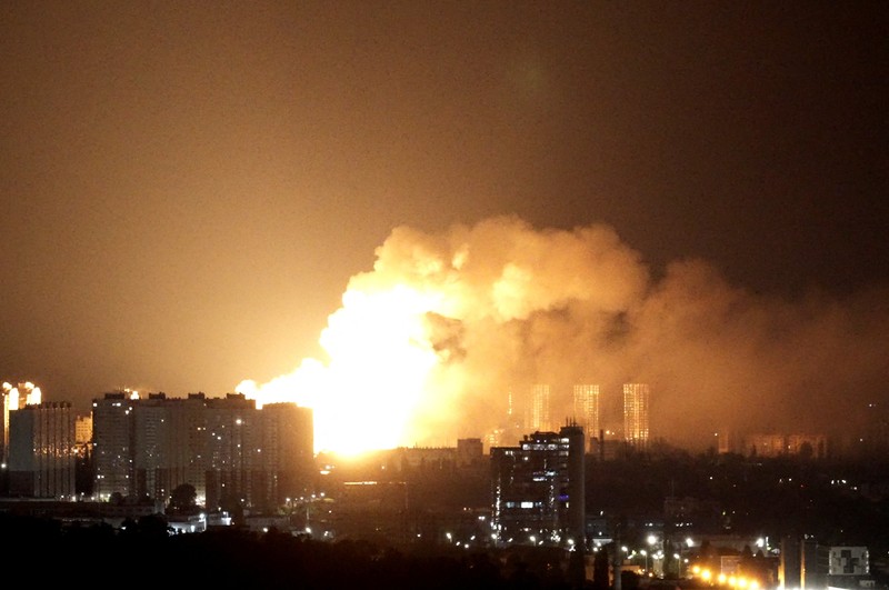 Rusia meluncurkan serangan rudal dan drone ke Ukraina, Kyiv. Serangan itu menewaskan sedikitnya 11 orang di seluruh Ukraina dan memicu kebakaran di salah satu biara Ortodoks terpenting di Kyiv. (REUTERS/Anna Voitenko)