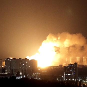 Rusia meluncurkan serangan rudal dan drone ke Ukraina, Kyiv. Serangan itu menewaskan sedikitnya 11 orang di seluruh Ukraina dan memicu kebakaran di salah satu biara Ortodoks terpenting di Kyiv. (REUTERS/Anna Voitenko)