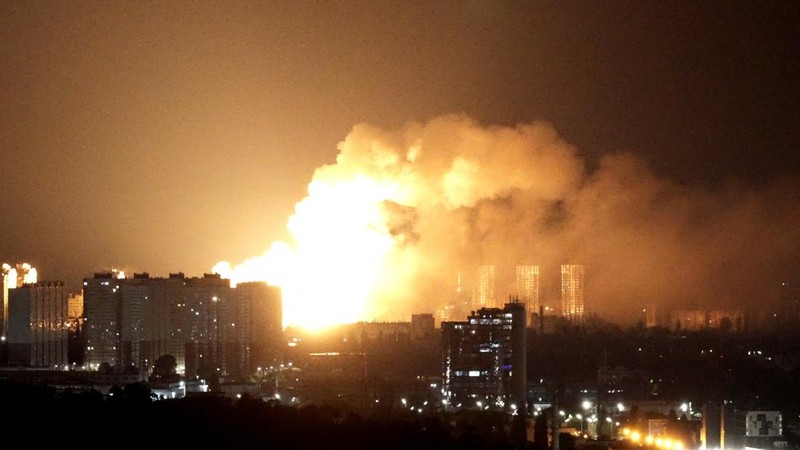 Rusia meluncurkan serangan rudal dan drone ke Ukraina, Kyiv. Serangan itu menewaskan sedikitnya 11 orang di seluruh Ukraina dan memicu kebakaran di salah satu biara Ortodoks terpenting di Kyiv. (REUTERS/Anna Voitenko)