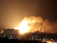 Rusia meluncurkan serangan rudal dan drone ke Ukraina, Kyiv. Serangan itu menewaskan sedikitnya 11 orang di seluruh Ukraina dan memicu kebakaran di salah satu biara Ortodoks terpenting di Kyiv. (REUTERS/Anna Voitenko)