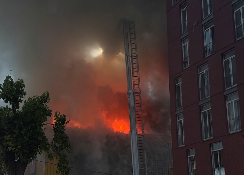 Rusia meluncurkan serangan rudal dan drone ke Ukraina, Kyiv. Serangan itu menewaskan sedikitnya 11 orang di seluruh Ukraina dan memicu kebakaran di salah satu biara Ortodoks terpenting di Kyiv. (REUTERS/Anna Voitenko)