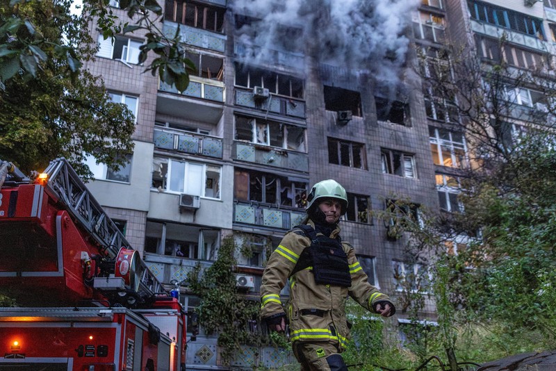 Rusia meluncurkan serangan rudal dan drone ke Ukraina, Kyiv. Serangan itu menewaskan sedikitnya 11 orang di seluruh Ukraina dan memicu kebakaran di salah satu biara Ortodoks terpenting di Kyiv. (REUTERS/Anna Voitenko)