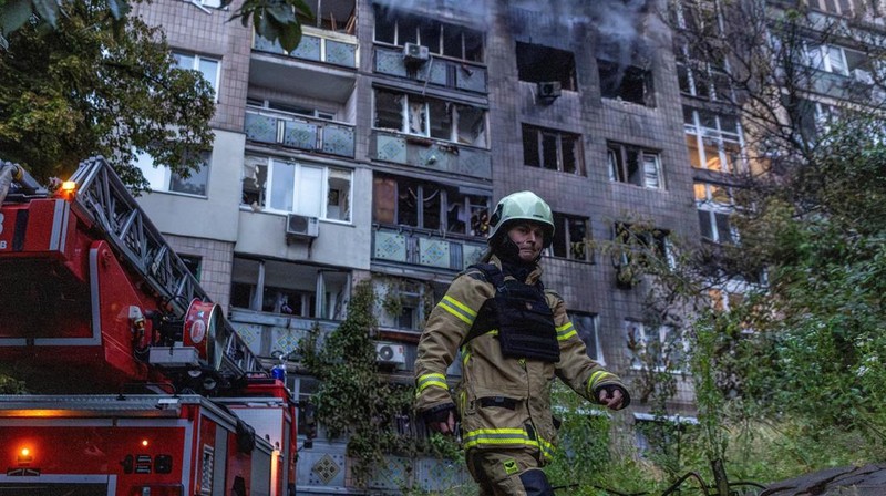 Rusia meluncurkan serangan rudal dan drone ke Ukraina, Kyiv. Serangan itu menewaskan sedikitnya 11 orang di seluruh Ukraina dan memicu kebakaran di salah satu biara Ortodoks terpenting di Kyiv. (REUTERS/Thomas Peter)