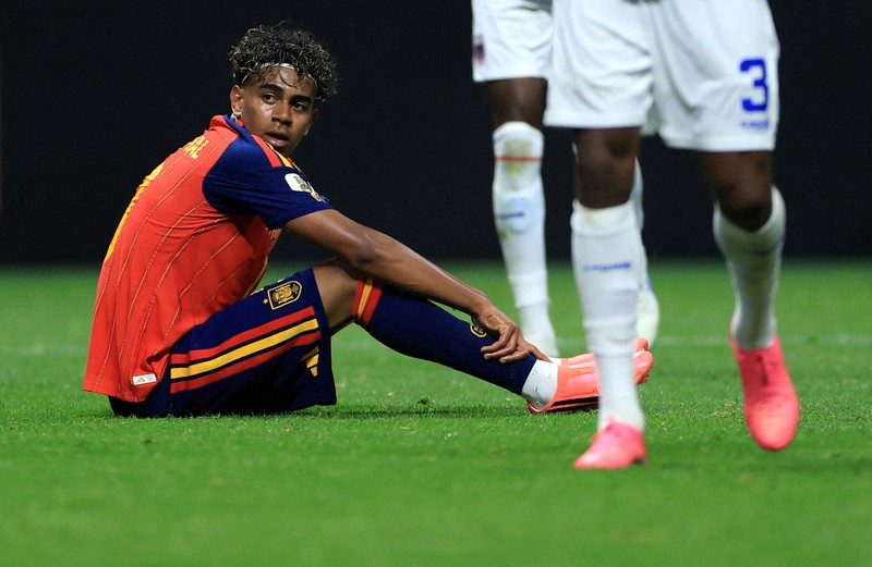 Soccer Football - FIFA World Cup 2026 - Group H - Spain v Cape Verde - Atlanta Stadium, Atlanta, Georgia, U.S. - June 15, 2026 Cape Verde players celebrate as Spain's Pau Cubarsi and Martin Zubimendi look dejected after the match REUTERS/Bernadett Szabo