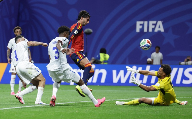 Soccer Football - FIFA World Cup 2026 - Group H - Spain v Cape Verde - Atlanta Stadium, Atlanta, Georgia, U.S. - June 15, 2026 Cape Verde players celebrate as Spain's Pau Cubarsi and Martin Zubimendi look dejected after the match REUTERS/Bernadett Szabo