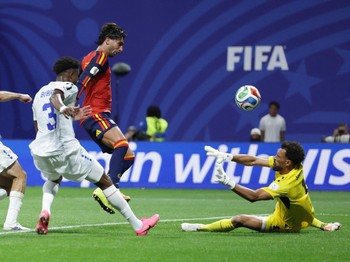 Soccer Football - FIFA World Cup 2026 - Group H - Spain v Cape Verde - Atlanta Stadium, Atlanta, Georgia, U.S. - June 15, 2026 Spain's Ferran Torres in action with Cape Verde's Vozinha REUTERS/Claudia Greco