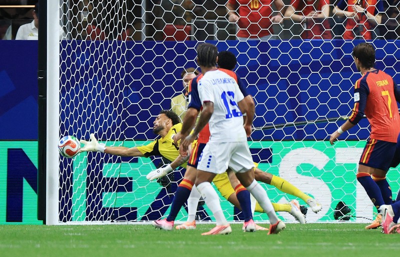 Soccer Football - FIFA World Cup 2026 - Group H - Spain v Cape Verde - Atlanta Stadium, Atlanta, Georgia, U.S. - June 15, 2026 Cape Verde players celebrate as Spain's Pau Cubarsi and Martin Zubimendi look dejected after the match REUTERS/Bernadett Szabo