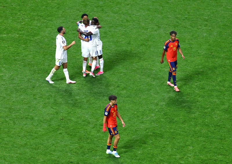 Soccer Football - FIFA World Cup 2026 - Group H - Spain v Cape Verde - Atlanta Stadium, Atlanta, Georgia, U.S. - June 15, 2026 Cape Verde players celebrate as Spain's Pau Cubarsi and Martin Zubimendi look dejected after the match REUTERS/Bernadett Szabo