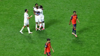 Soccer Football - FIFA World Cup 2026 - Group H - Spain v Cape Verde - Atlanta Stadium, Atlanta, Georgia, U.S. - June 15, 2026 Cape Verde players celebrate as Spain's Pau Cubarsi and Martin Zubimendi look dejected after the match REUTERS/Bernadett Sz