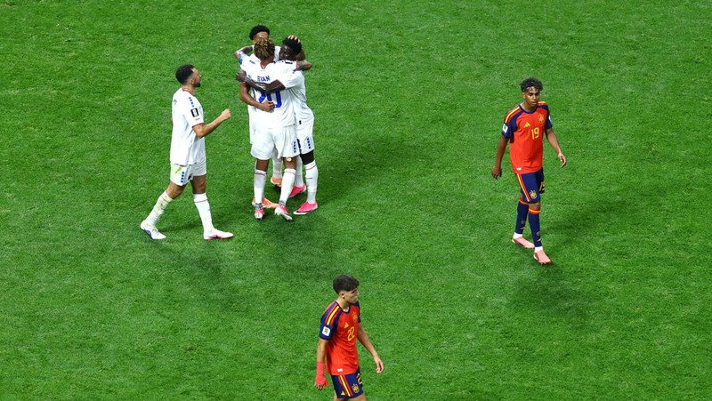 Soccer Football - FIFA World Cup 2026 - Group H - Spain v Cape Verde - Atlanta Stadium, Atlanta, Georgia, U.S. - June 15, 2026 Cape Verde players celebrate as Spain's Pau Cubarsi and Martin Zubimendi look dejected after the match REUTERS/Bernadett Sz
