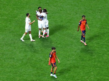 Soccer Football - FIFA World Cup 2026 - Group H - Spain v Cape Verde - Atlanta Stadium, Atlanta, Georgia, U.S. - June 15, 2026 Cape Verde players celebrate as Spain's Pau Cubarsi and Martin Zubimendi look dejected after the match REUTERS/Bernadett Sz
