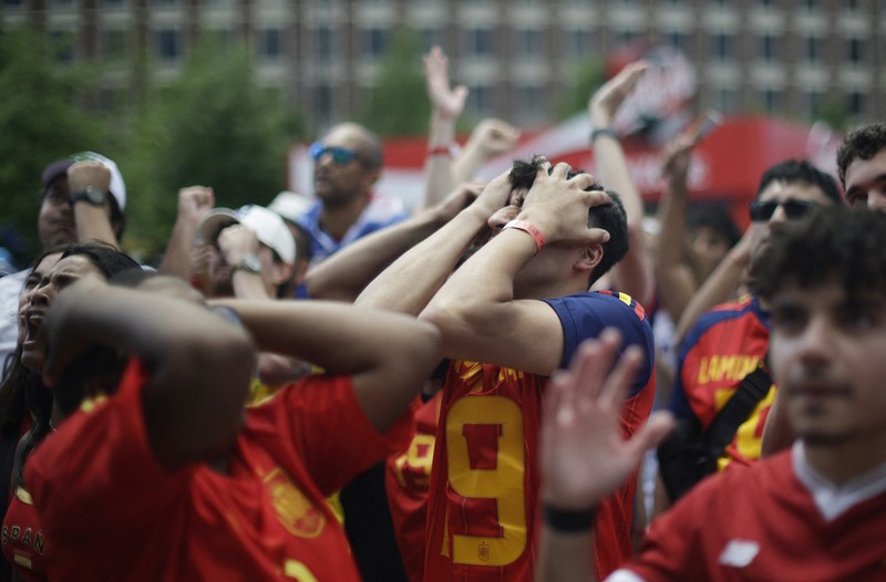 Soccer Football - FIFA World Cup 2026 - Group H - Spain v Cape Verde - Atlanta Stadium, Atlanta, Georgia, U.S. - June 15, 2026 Cape Verde players celebrate as Spain's Pau Cubarsi and Martin Zubimendi look dejected after the match REUTERS/Bernadett Szabo