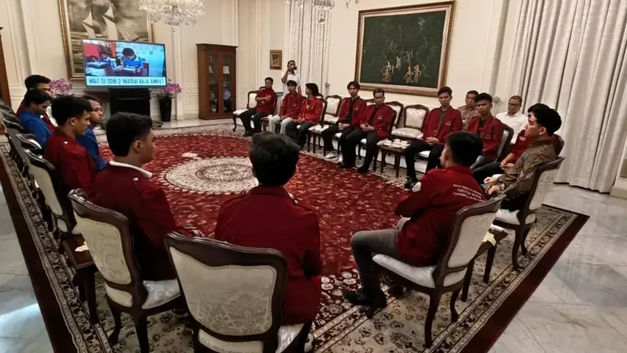 Wakil Presiden RI, Gibran Rakabuming Raka saat menerima sekelompok mahasiswa dari Universitas Bung Karno (UBK) dan Universitas MH Thamrin yang melakukan aksi demonstrasi di kawasan Patung Kuda, Jakarta Pusat, Senin (15/6/2026). Pertemuan antara Gibra