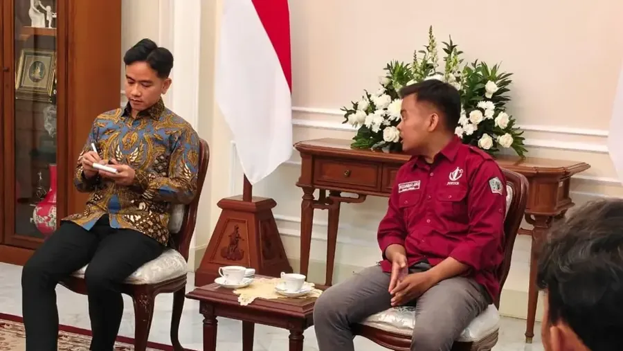 Wakil Presiden RI, Gibran Rakabuming Raka saat menerima sekelompok mahasiswa dari Universitas Bung Karno (UBK) dan Universitas MH Thamrin yang melakukan aksi demonstrasi di kawasan Patung Kuda, Jakarta Pusat, Senin (15/6/2026). Pertemuan antara Gibra