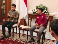 Wakil Presiden RI, Gibran Rakabuming Raka saat menerima sekelompok mahasiswa dari Universitas Bung Karno (UBK) dan Universitas MH Thamrin yang melakukan aksi demonstrasi di kawasan Patung Kuda, Jakarta Pusat, Senin (15/6/2026). Pertemuan antara Gibra
