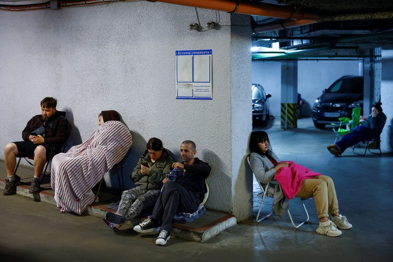 Warga Kyiv berlindung di stasiun metro bawah tanah usai serangan Rusia mengguncang ibu kota Ukraina pada Senin (15/6/2026) waktu setempat. (REUTERS/Alina Smutko)