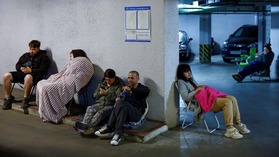 Warga Kyiv berlindung di stasiun metro bawah tanah usai serangan Rusia mengguncang ibu kota Ukraina pada Senin (15/6/2026) waktu setempat. (REUTERS/Valentyn Ogirenko)