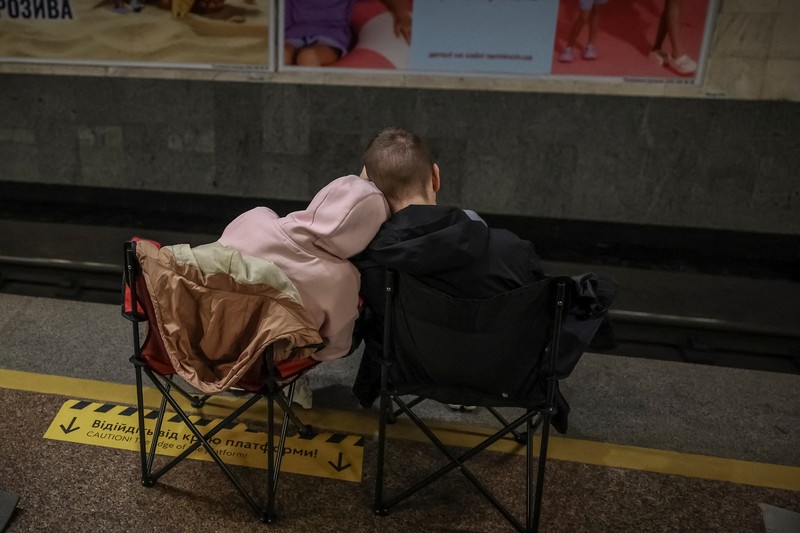 Warga Kyiv berlindung di stasiun metro bawah tanah usai serangan Rusia mengguncang ibu kota Ukraina pada Senin (15/6/2026) waktu setempat. (REUTERS/Alina Smutko)