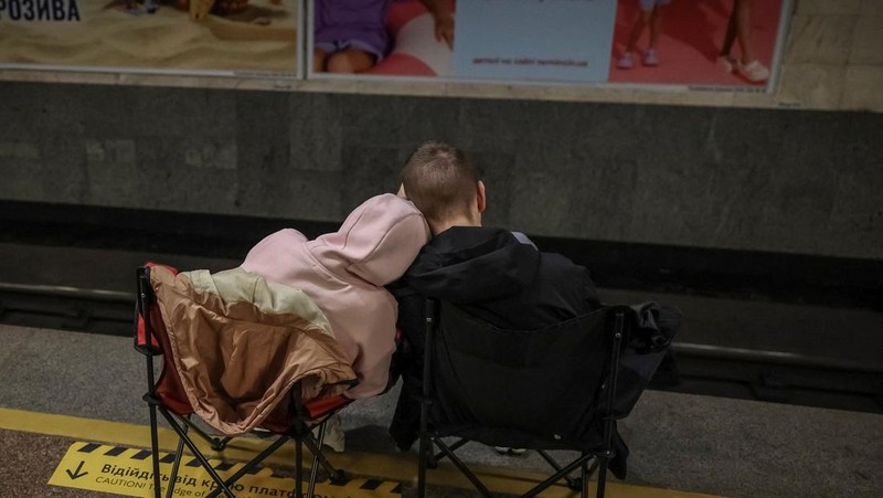 Warga Kyiv berlindung di stasiun metro bawah tanah usai serangan Rusia mengguncang ibu kota Ukraina pada Senin (15/6/2026) waktu setempat. (REUTERS/Alina Smutko)
