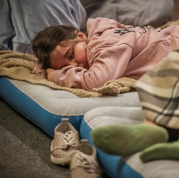Warga Kyiv berlindung di stasiun metro bawah tanah usai serangan Rusia mengguncang ibu kota Ukraina pada Senin (15/6/2026) waktu setempat. (REUTERS/Alina Smutko)