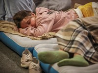 Warga Kyiv berlindung di stasiun metro bawah tanah usai serangan Rusia mengguncang ibu kota Ukraina pada Senin (15/6/2026) waktu setempat. (REUTERS/Alina Smutko)