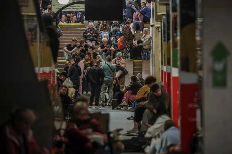 Warga Kyiv berlindung di stasiun metro bawah tanah usai serangan Rusia mengguncang ibu kota Ukraina pada Senin (15/6/2026) waktu setempat. (REUTERS/Alina Smutko)