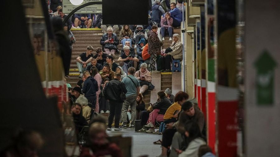 Warga Kyiv berlindung di stasiun metro bawah tanah usai serangan Rusia mengguncang ibu kota Ukraina pada Senin (15/6/2026) waktu setempat. (REUTERS/Alina Smutko)