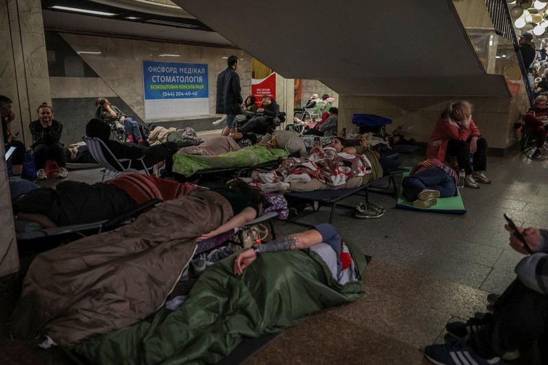 Warga Kyiv berlindung di stasiun metro bawah tanah usai serangan Rusia mengguncang ibu kota Ukraina pada Senin (15/6/2026) waktu setempat. (REUTERS/Alina Smutko)