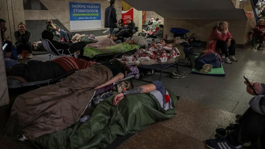 Warga Kyiv berlindung di stasiun metro bawah tanah usai serangan Rusia mengguncang ibu kota Ukraina pada Senin (15/6/2026) waktu setempat. (REUTERS/Alina Smutko)