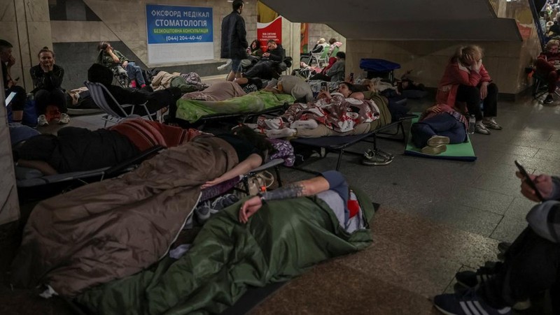 Warga Kyiv berlindung di stasiun metro bawah tanah usai serangan Rusia mengguncang ibu kota Ukraina pada Senin (15/6/2026) waktu setempat. (REUTERS/Alina Smutko)