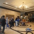 Aktivitas di Hotel Sultan, kawasan Senayan, Jakarta, masih berlangsung normal di tengah meningkatnya penjagaan aparat dan berkumpulnya massa di sekitar area hotel pada Rabu (17/6/2026). (CNBC Indonesia/Ferry Sandi)