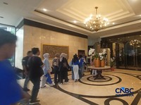 Aktivitas di Hotel Sultan, kawasan Senayan, Jakarta, masih berlangsung normal di tengah meningkatnya penjagaan aparat dan berkumpulnya massa di sekitar area hotel pada Rabu (17/6/2026). (CNBC Indonesia/Ferry Sandi)