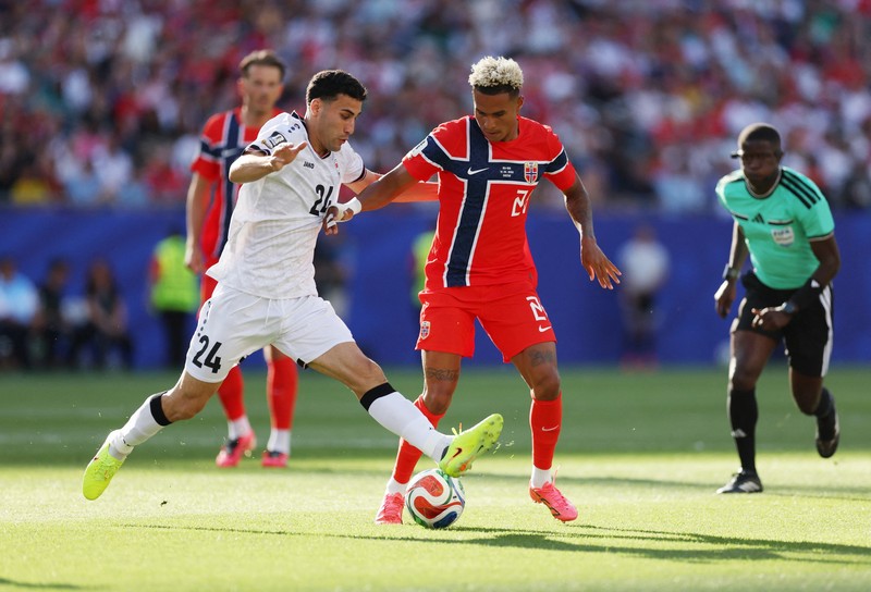Kristian Thorstvedt dan Orjan Nyland merayakan kemenangan Norwegia usai pertandingan Grup I Piala Dunia FIFA 2026 antara Irak dan Norwegia di Boston Stadium, Foxborough, Massachusetts, Amerika Serikat, Selasa (16/6/2026). (REUTERS/Peter Cziborra)