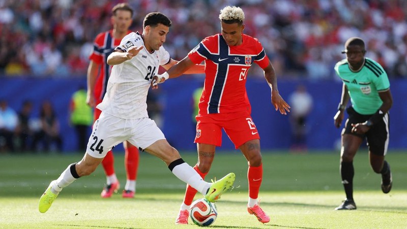 Antonio Nusa berduel dengan Zaid Ismael dalam pertandingan Grup I Piala Dunia FIFA 2026 antara Irak dan Norwegia di Boston Stadium, Foxborough, Massachusetts, Amerika Serikat, Selasa (16/6/2026).