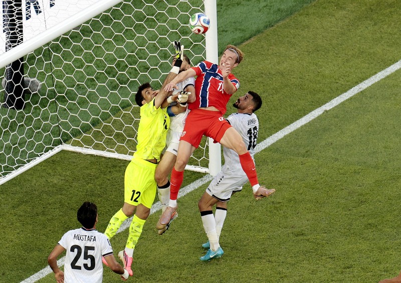Kristian Thorstvedt dan Orjan Nyland merayakan kemenangan Norwegia usai pertandingan Grup I Piala Dunia FIFA 2026 antara Irak dan Norwegia di Boston Stadium, Foxborough, Massachusetts, Amerika Serikat, Selasa (16/6/2026). (REUTERS/Peter Cziborra)