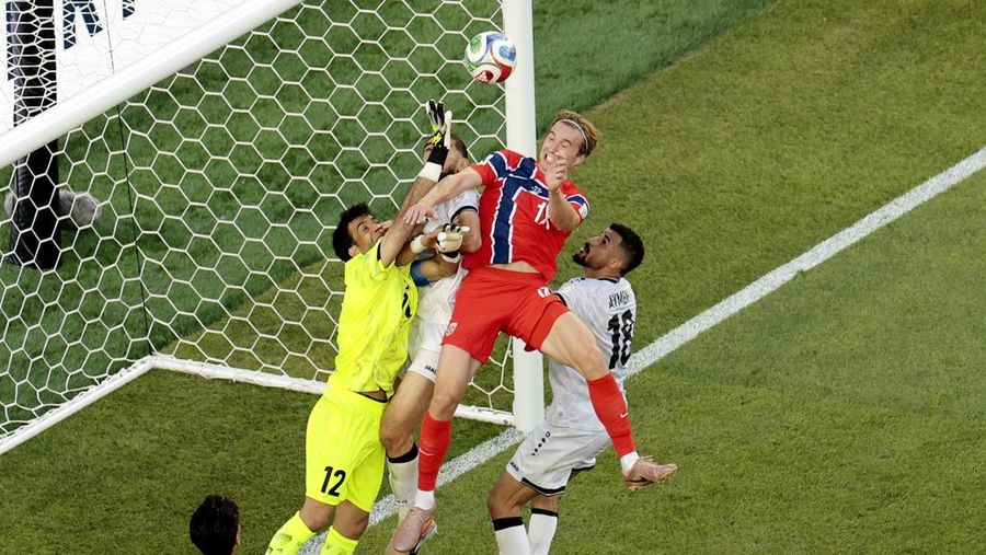 Aymen Hussein mencetak gol bunuh diri yang berbuah gol keempat Norwegia dalam pertandingan Grup I Piala Dunia FIFA 2026 antara Irak dan Norwegia di Boston Stadium, Foxborough, Massachusetts, Amerika Serikat, Selasa (16/6/2026).