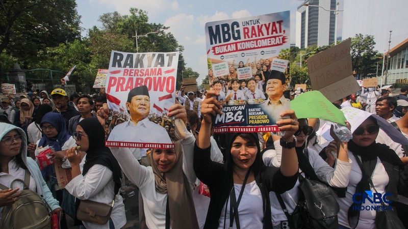 Ratusan massa aksi menggelar unjuk rasa di Jalan Medan Merdeka Selatan, Monas, Jakarta Pusat, Rabu (17/6/2026). (CNBC Indonesia/Faisal Rahman)