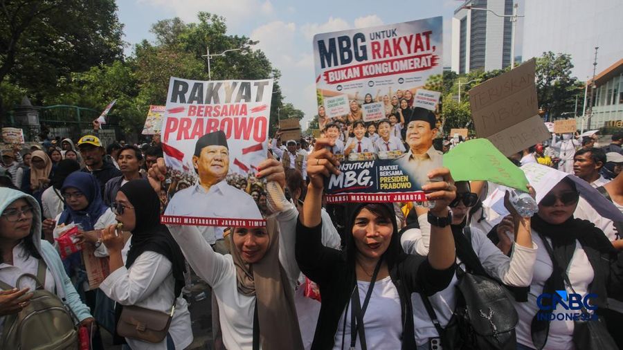 Ratusan massa aksi menggelar unjuk rasa di Jalan Medan Merdeka Selatan, Monas, Jakarta Pusat, Rabu (17/6/2026). (CNBC Indonesia/Faisal Rahman)