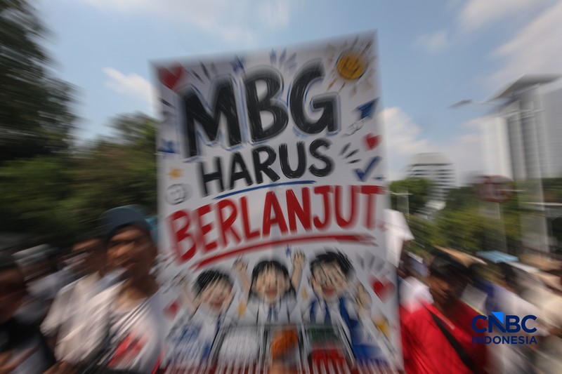 Ratusan massa aksi menggelar unjuk rasa di Jalan Medan Merdeka Selatan, Monas, Jakarta Pusat, Rabu (17/6/2026). (CNBC Indonesia/Faisal Rahman)