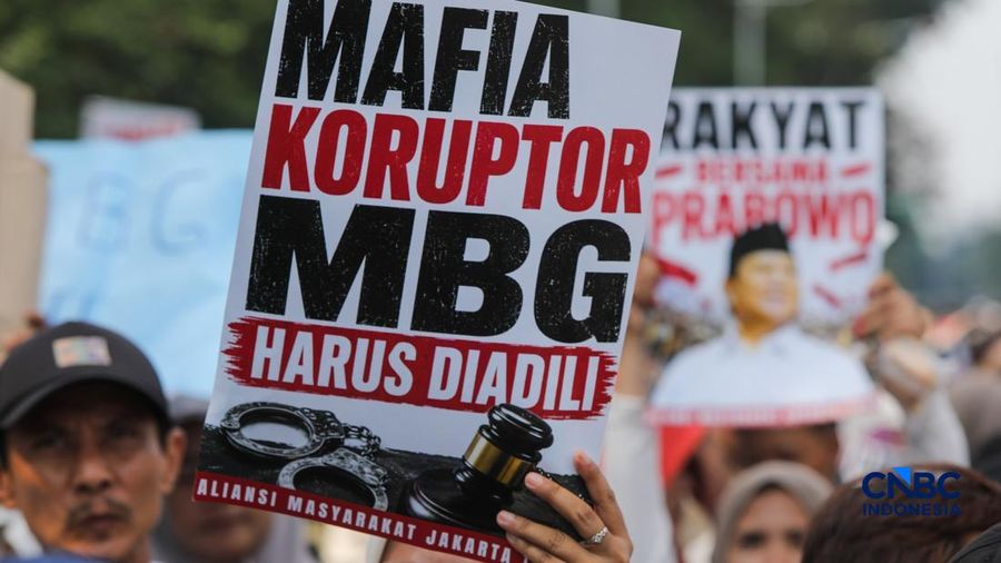 Ratusan massa aksi menggelar unjuk rasa di Jalan Medan Merdeka Selatan, Monas, Jakarta Pusat, Rabu (17/6/2026). (CNBC Indonesia/Faisal Rahman)
