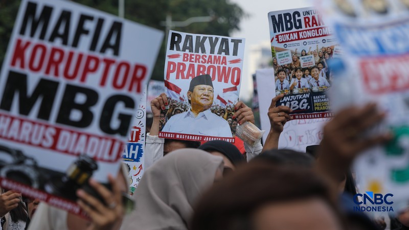 Ratusan massa aksi menggelar unjuk rasa di Jalan Medan Merdeka Selatan, Monas, Jakarta Pusat, Rabu (17/6/2026). (CNBC Indonesia/Faisal Rahman)