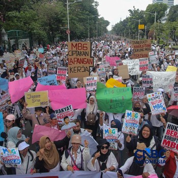 Ratusan massa aksi menggelar unjuk rasa di Jalan Medan Merdeka Selatan, Monas, Jakarta Pusat, Rabu (17/6/2026). (CNBC Indonesia/Faisal Rahman)