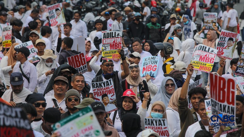 Ratusan massa aksi menggelar unjuk rasa di Jalan Medan Merdeka Selatan, Monas, Jakarta Pusat, Rabu (17/6/2026). (CNBC Indonesia/Faisal Rahman)