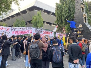 Massa Mahasiswa Semarang Demo di Halaman Kantor Gubernur Jateng