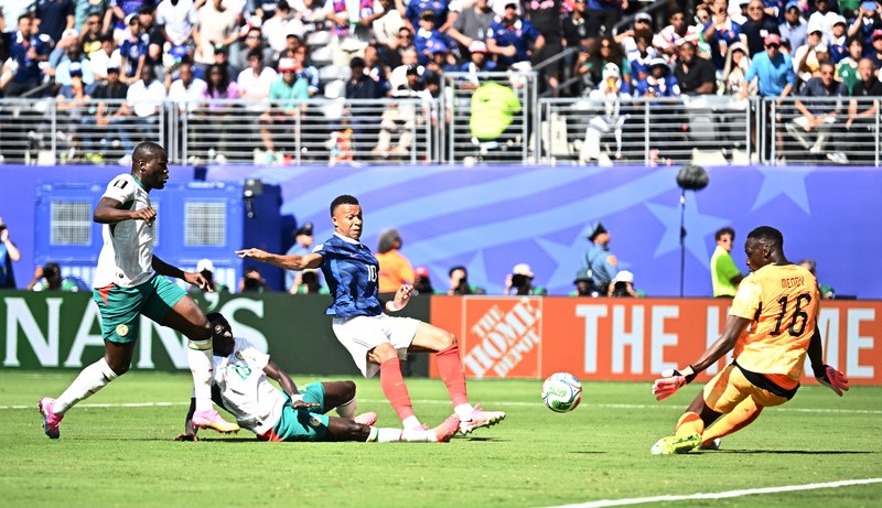 Kylian Mbapp&eacute;, Mike Maignan, William Saliba, dan D&eacute;sir&eacute; Dou&eacute; bersiap sebelum pertandingan Grup I Piala Dunia FIFA 2026 antara Prancis dan Senegal di New York/New Jersey Stadium, East Rutherford, New Jersey, Amerika Serikat, Selasa (16/6/2026). (REUTERS/John Sibley)