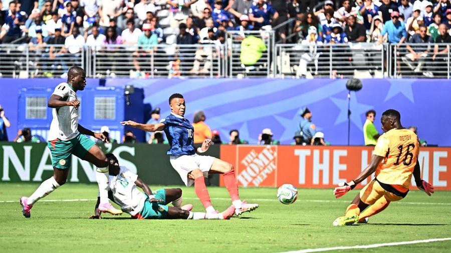 Édouard Mendy melakukan penyelamatan atas peluang Kylian Mbappé dalam pertandingan Grup I Piala Dunia FIFA 2026 antara Prancis dan Senegal di New York/New Jersey Stadium, East Rutherford, New Jersey, Amerika Serikat, Selasa (16/6/2026).