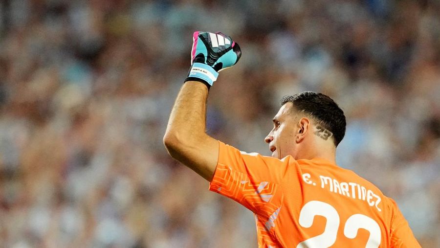 Emiliano Martínez merayakan kemenangan Argentina usai pertandingan Grup J Piala Dunia FIFA 2026 antara Argentina dan Aljazair di Kansas City Stadium, Kansas City, Missouri, Amerika Serikat, Selasa (16/6/2026).